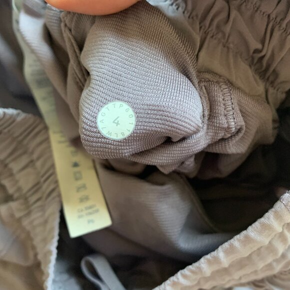 Lululemon Hotty Hot Short II, Long 4" Inseam, Dusty Dawn, size 4 EUC - Picture 9 of 10